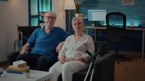 Retrato de pareja mayor con discapacidad física en casa - Metraje, vídeo