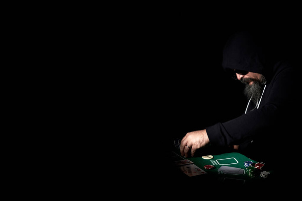 игрок в покер в темноте с копировальным пространством - Фото, изображение