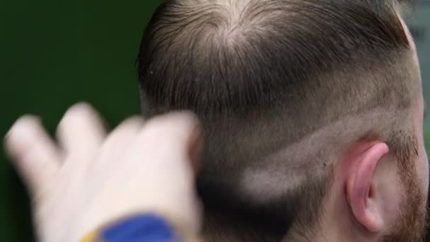 Close up barbeiro styling cliente de cabelo na barbearia. Corte de cabelo na barbearia. - Filmagem, Vídeo