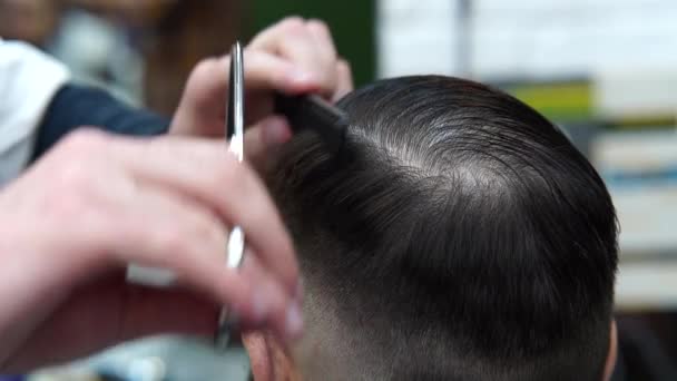 Close up barbeiro styling cliente de cabelo na barbearia. Corte de cabelo na barbearia. - Filmagem, Vídeo