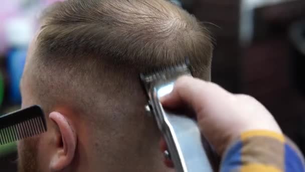 Zamknij fryzjera stylizacji klienta włosów w salonie fryzjerskim. Cięcie włosów u fryzjera. - Materiał filmowy, wideo