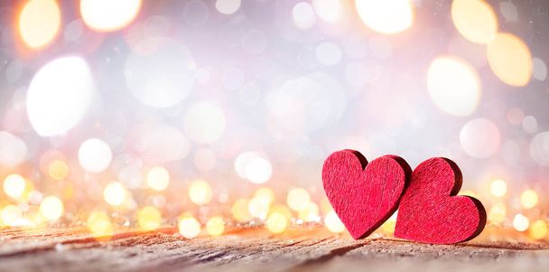 Dia dos Namorados - Corações de madeira com luzes turvas desfocadas - Foto, Imagem