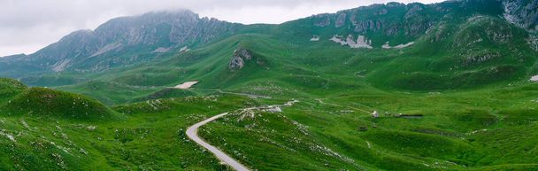 Carretera sinuosa en las montañas. Montenegro, norte - Foto, imagen