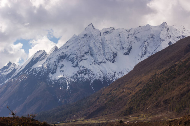 Kilátás a völgy és a hegycsúcsok a Manaslu régióban a Himalája - Fotó, kép