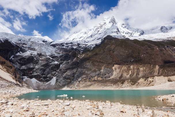 Mountain lake in the manaslu region in the Himalayas - Foto, afbeelding