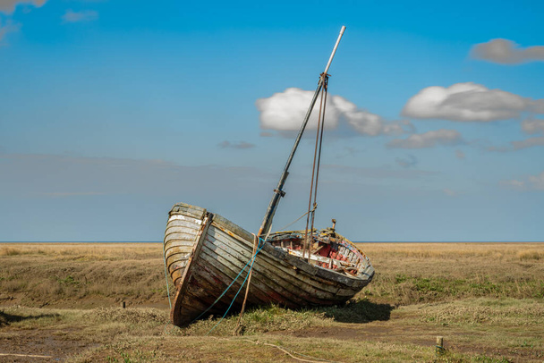 Um velho barco à vela de madeira em Thornham Old Harbour, Norfolk, Inglaterra, Reino Unido - Foto, Imagem