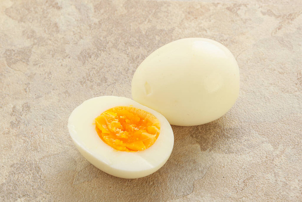Yumurta kabuğu olmadan kahvaltıda haşlanmış tavuk yumurtası. - Fotoğraf, Görsel