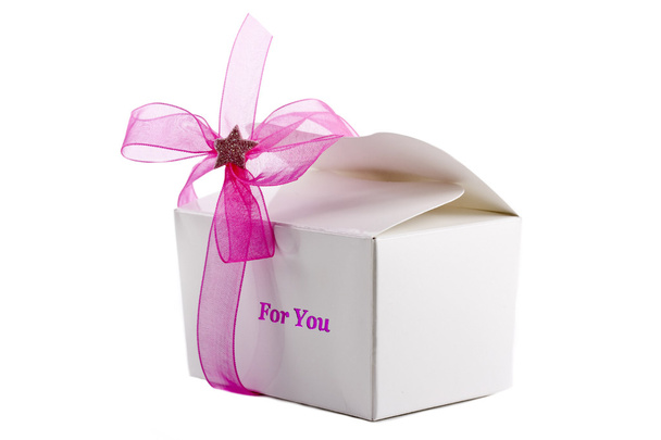 μικρό δώρο κουτί με ροζ φιόγκο απομονωθεί - Φωτογραφία, εικόνα
