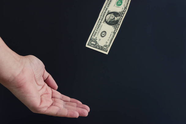 Muž ruka a dolar bankovka, koncept plateb, utrácení a příjem peněz - Fotografie, Obrázek