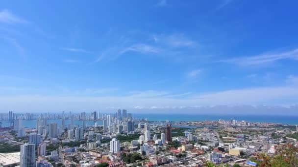 Colombia, vista panorámica del paisaje urbano de Cartagena, horizonte moderno, hoteles y bahías oceánicas Bocagrande y Bocachica desde el mirador del convento de Santa Cruz Convento de la Popa - Imágenes, Vídeo