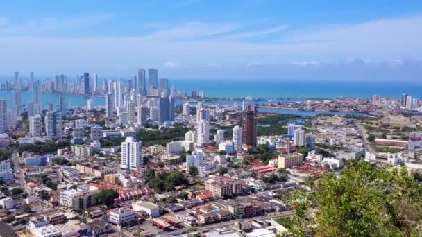Colombia, vista panorámica del paisaje urbano de Cartagena, horizonte moderno, hoteles y bahías oceánicas Bocagrande y Bocachica desde el mirador del convento de Santa Cruz Convento de la Popa - Imágenes, Vídeo