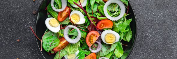 Ensalada de Pascua verduras codorniz huevo tomate mezcla hojas comida saludable aperitivo en la mesa copiar espacio alimentos fondo  - Foto, Imagen