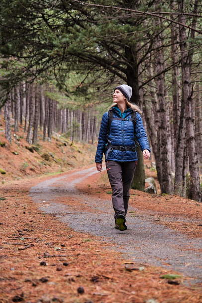 Žena kráčející na podzim v přírodě, aktivní životní styl - Fotografie, Obrázek