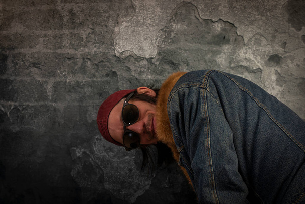 Vousatý muž portrét poblíž staré barvy kámen cihlová zeď - Fotografie, Obrázek