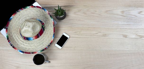 Cinco de Mayo 5月5,メキシコの休日フィエスタともに大規模なsombrero帽子上の作業机のテーブル - 写真・画像