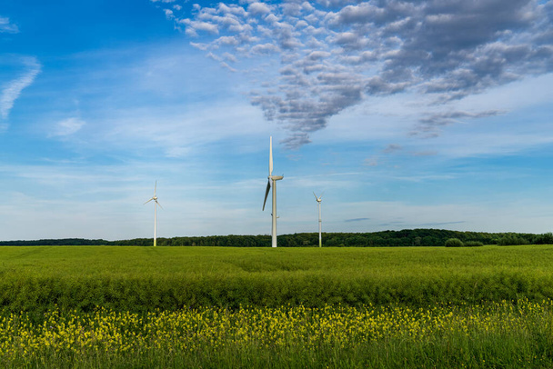 Turbine eoliche in un campo vicino a Neuascar, Meclemburgo-Pomerania occidentale, Germania - Foto, immagini