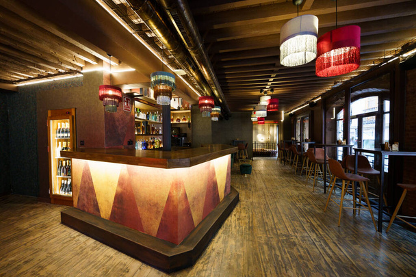 Интерьер кафе с деревянным барной стойкой - Фото, изображение