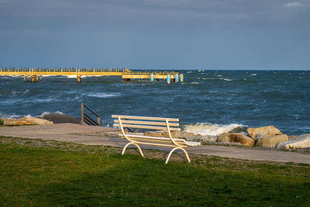 Lavička na pobřeží Baltského moře v Sassnitzu, Meklenbursko-Přední Pomořansko, Německo - Fotografie, Obrázek