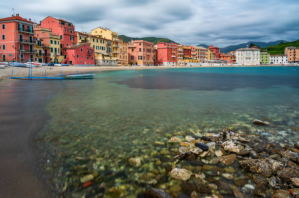 El casco antiguo de Sestri Levante, con sus coloridas casas, frente a la Baia del Silenzio, uno de los mejores sitios de la Riviera italiana - Foto, imagen