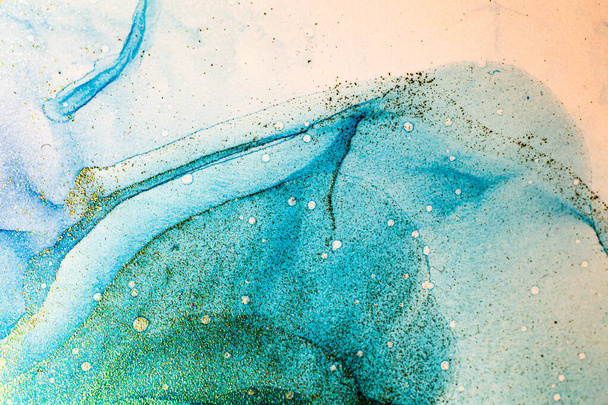 Abstrakti kirkas kiiltävä väri neste tausta, käsin vedetty alkoholi maalaus kultainen raitoja. Nestemäisen musteen tekniikka rakenne tausta suunnittelu - Valokuva, kuva