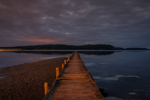 Jasmunder Bodden pobřeží po setmění, s molo v Lietzow, Meklenbursko-Přední Pomořansko, Německo - Fotografie, Obrázek