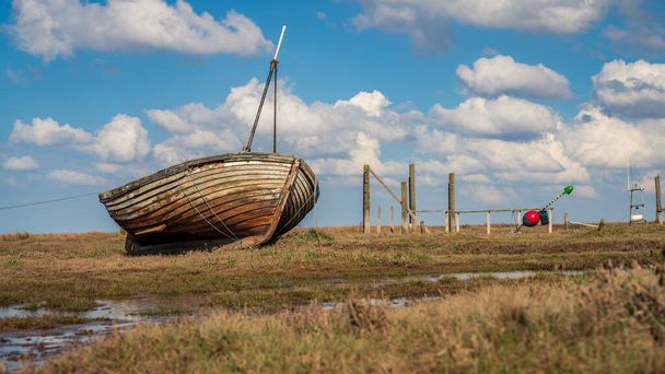 イギリス、ノーフォークのソーナム・オールド・ハーバーにある古い木製帆船 - 写真・画像