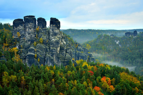 Saxon suíça bastei - Gansfelsen - formações rochosas de arenito outono nuvens de floresta neblina mal-humorado - Foto, Imagem