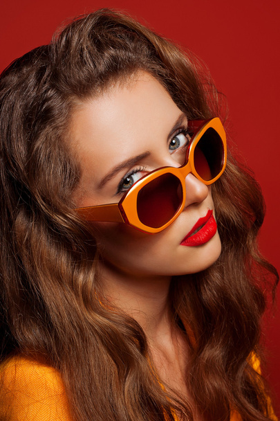 model v oranžové bundy a sluneční brýle - Fotografie, Obrázek