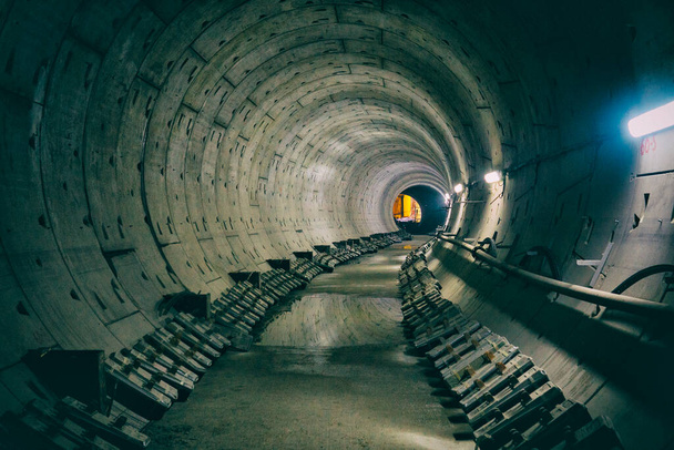 ronde ondergrondse kronkelende metro tunnel gaat in de verte. - Foto, afbeelding