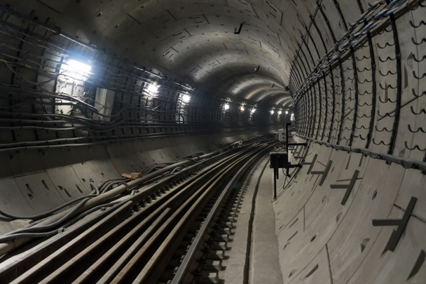 круглый подземный тоннель метро, идущий вдаль. - Фото, изображение