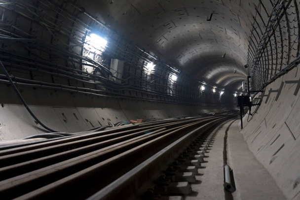 kruhový podzemní vinutý tunel metra vedoucí do dálky. - Fotografie, Obrázek