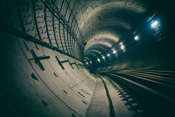 γύρο υπόγειο τούνελ του μετρό περιέλιξης πηγαίνει στην απόσταση. - Φωτογραφία, εικόνα