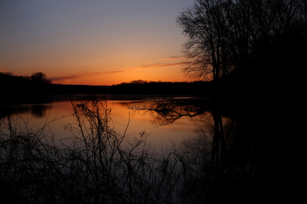 zonsopgang op de rivier - Foto, afbeelding