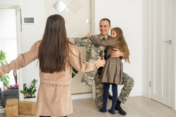 Portret van soldaat terug thuis met familie - Foto, afbeelding