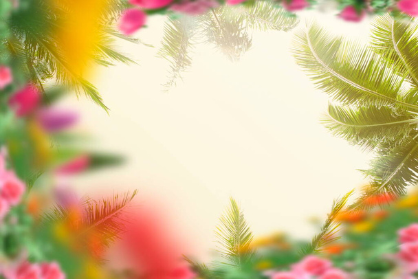 blauer Himmel tropisch grün Palmblätter auf der Vorderseite exotisch gelb rosa Koralle Flieder Blumen Sommer Vorlage Hintergrund Kopie Raum Banner  - Foto, Bild