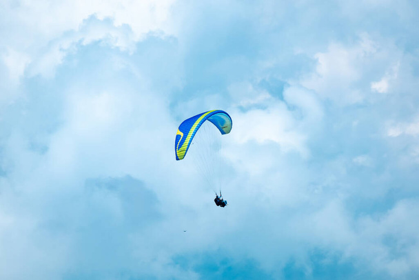 Belmira, Antioquia, Kolombiya - 20 Kasım 2021: Mavi ve Sarı Paragliding, Sabah Ekstrem Spor, Bulutlu Bir Gün - Fotoğraf, Görsel