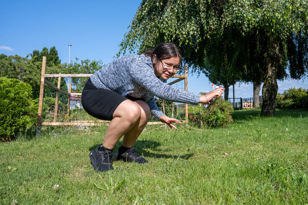Dvanáctiletá dívka skáče v zelené trávě - Fotografie, Obrázek