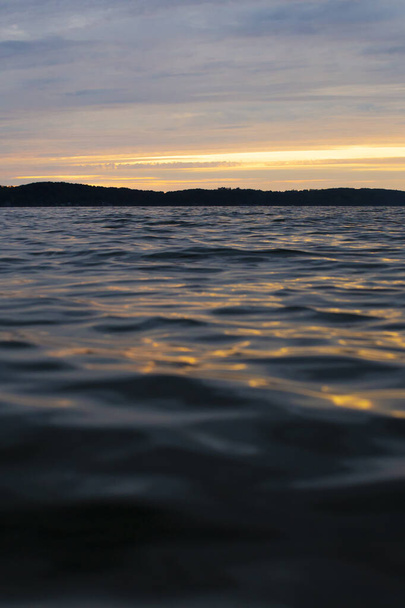 Macro di acqua di lago a Torch Lake in Michigan al tramonto - Foto, immagini