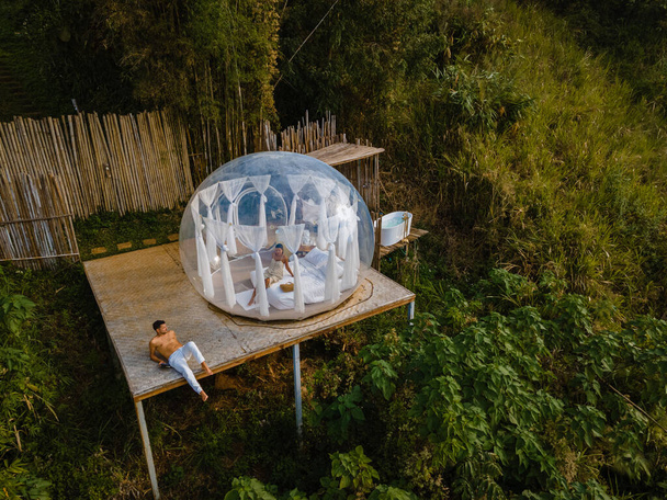 Tienda de cúpula de burbujas glamping en las montañas de Chiang Mai Tailandia, tienda de campana transparente con cama cómoda y almohada en el bosque, hotel glamping, viajes de lujo, camping glamuroso  - Foto, imagen