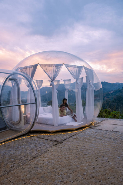 Bubble Dome Zelt Glamping in den Bergen von Chiang Mai Thailand, Transparentes Glockenzelt mit bequemen Bett und Kissen im Wald, Glamping Hotel, Luxusreisen, glamouröses Campen  - Foto, Bild