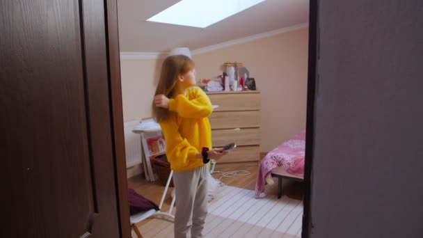 Mädchen kämmt Haare - Filmmaterial, Video