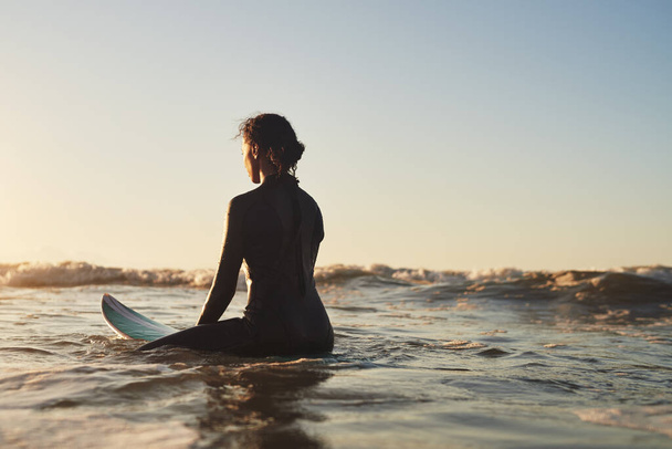 Ela é tão calma como o oceano. Foto retrovisada de uma jovem surfando no oceano. - Foto, Imagem