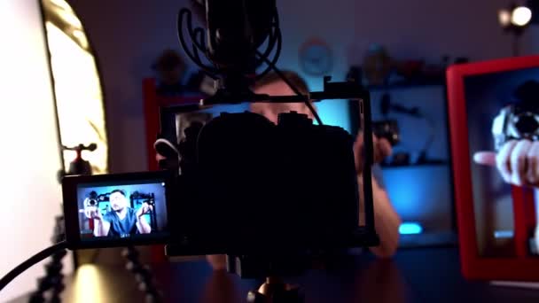 Blogger está transmitiendo en un estudio de video con cámaras e iluminación profesional - Imágenes, Vídeo