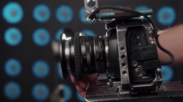 ビデオカメラの手のクローズアップは、ビデオカメラに焦点を調整. - 映像、動画