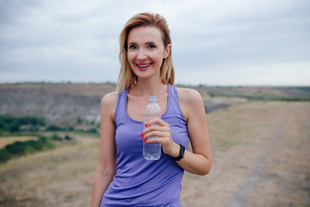attractive woman with water bottle in hand,. Sports lifestyle - Фото, зображення