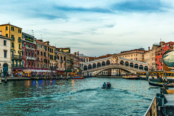 Vista panorámica del famoso Canal Grande desde el Puente de Rialto al atardecer en Venecia, Italia. - Foto, Imagen