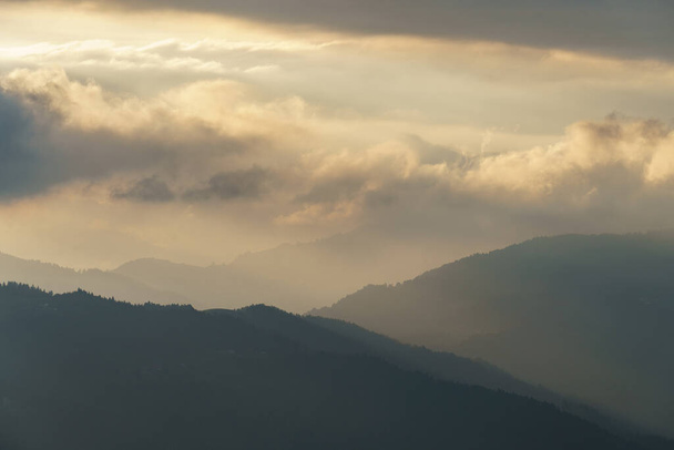 Pohled na pohoří v Alpách Evropy při západu slunce. Sklony na podzim - Fotografie, Obrázek