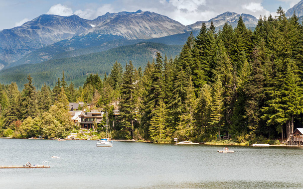 Озеро находится примерно в 5 км от горнолыжного курорта Уистлер в Британской Колумбии - Фото, изображение