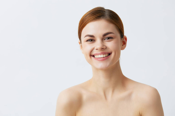 portrét žena holá ramena čistá kůže půvab izolované pozadí - Fotografie, Obrázek