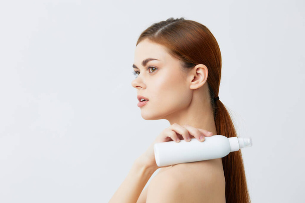 Güzel kadın vücut losyonu gençleştirme kozmetik ürünleri Gri arka plan - Fotoğraf, Görsel